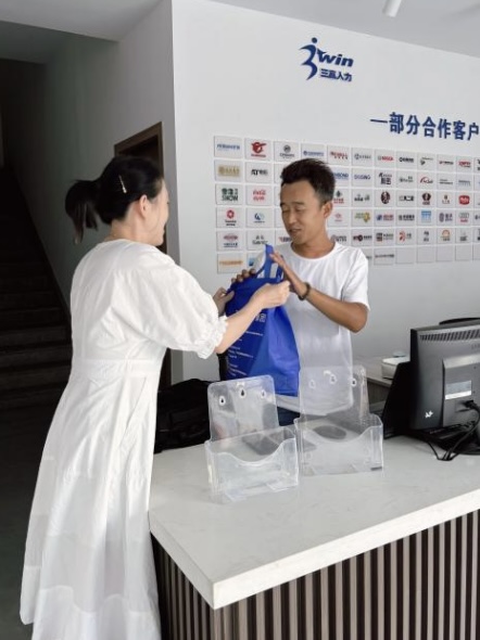 夏日炎炎，清凉送达 —— 三赢人力开展“送清凉”活动！