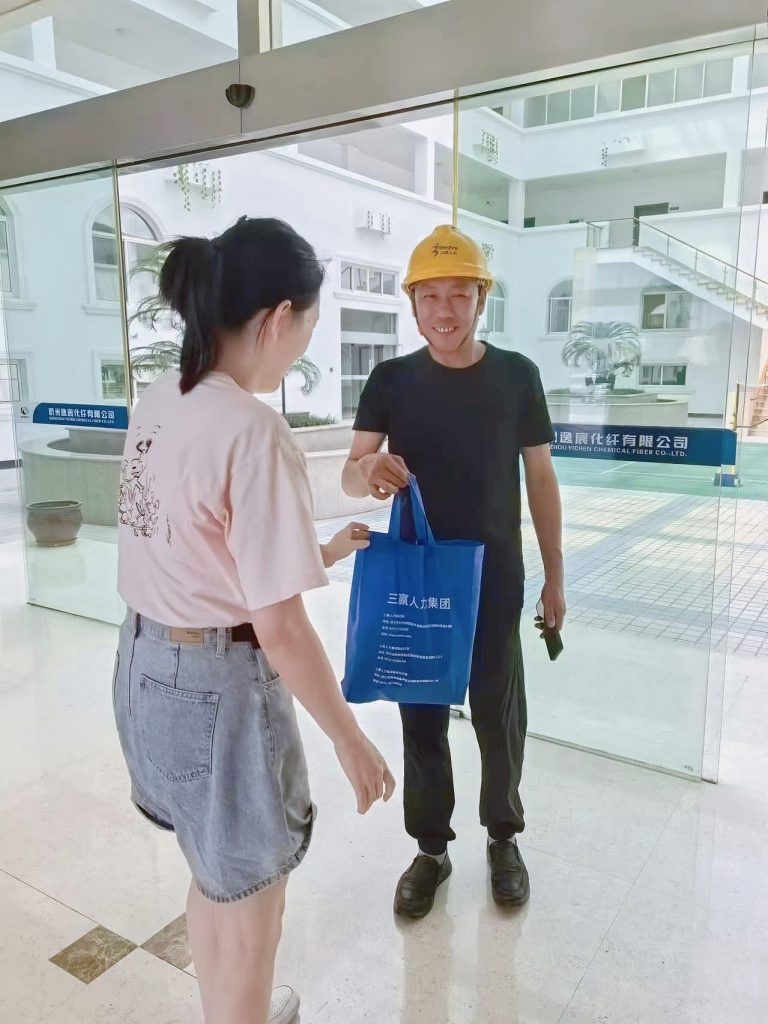 夏日炎炎，清凉送达 —— 三赢人力开展“送清凉”活动！